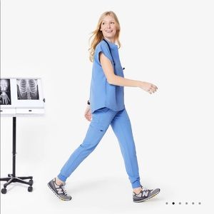 FIG Clothing Zamora Jogger Scrub Pants in Ceil Blue
XS regular